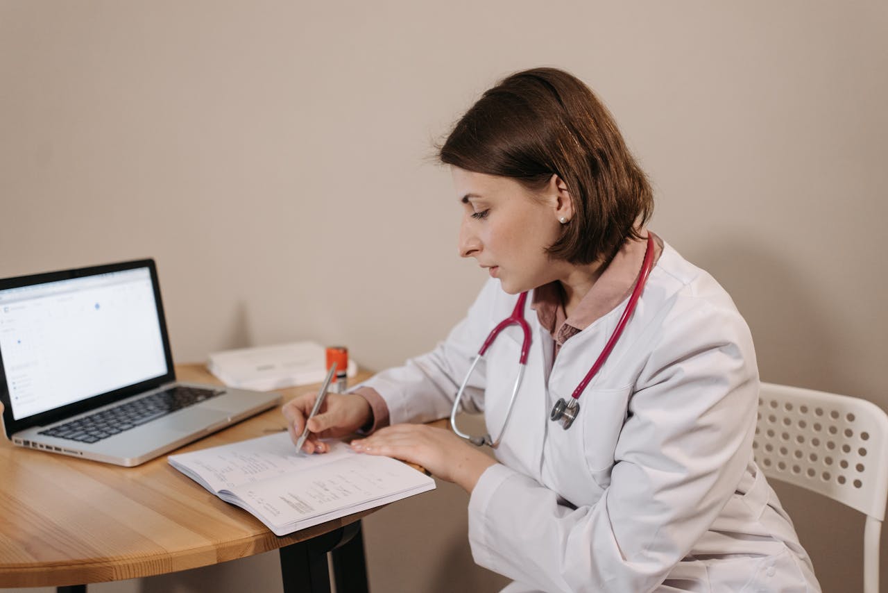 Profesional de la salud utilizando plataforma digital Salutexa