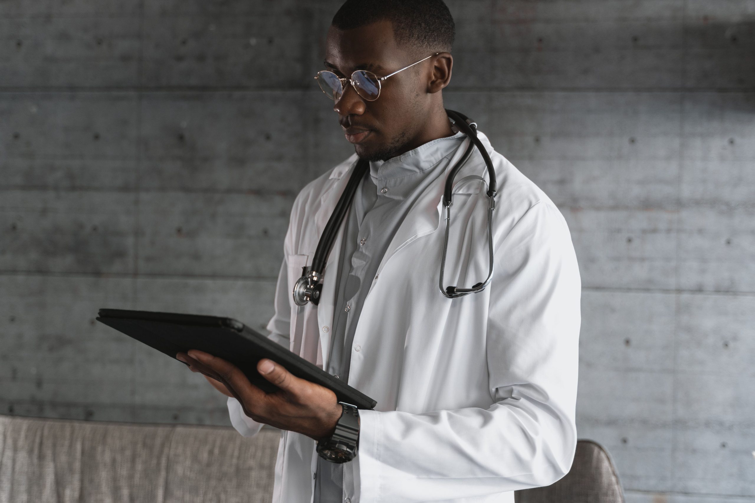 Médico usando tablet para telemedicina y consulta digital