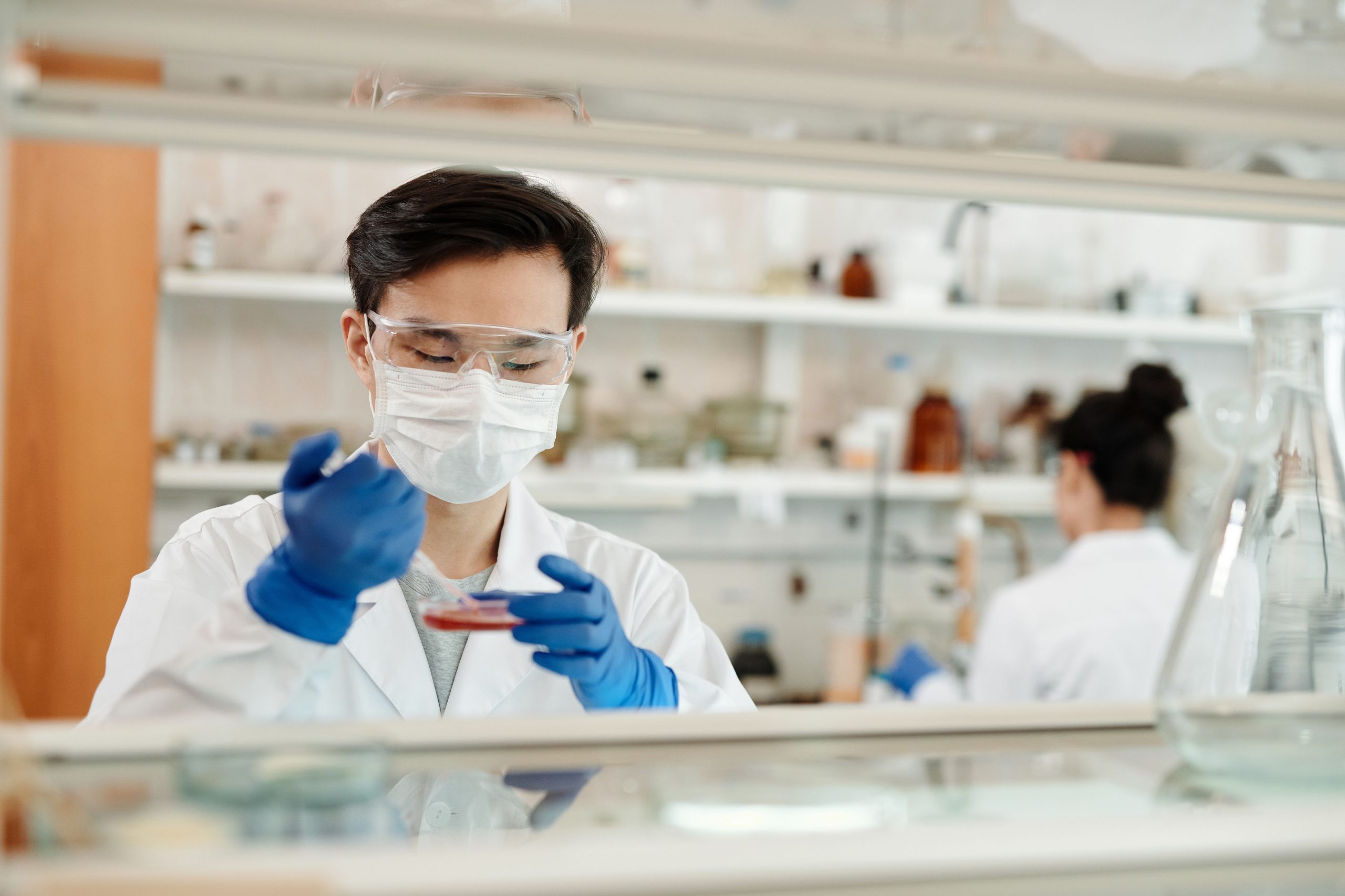 Científico realizando prueba de laboratorio para diagnóstico molecular
