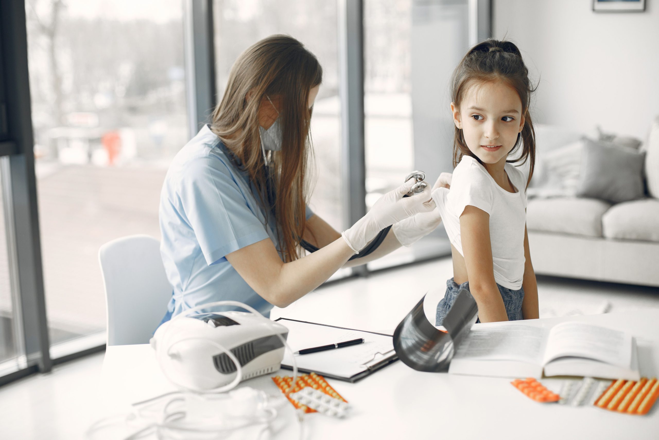 Médico realizando chequeo preventivo a paciente