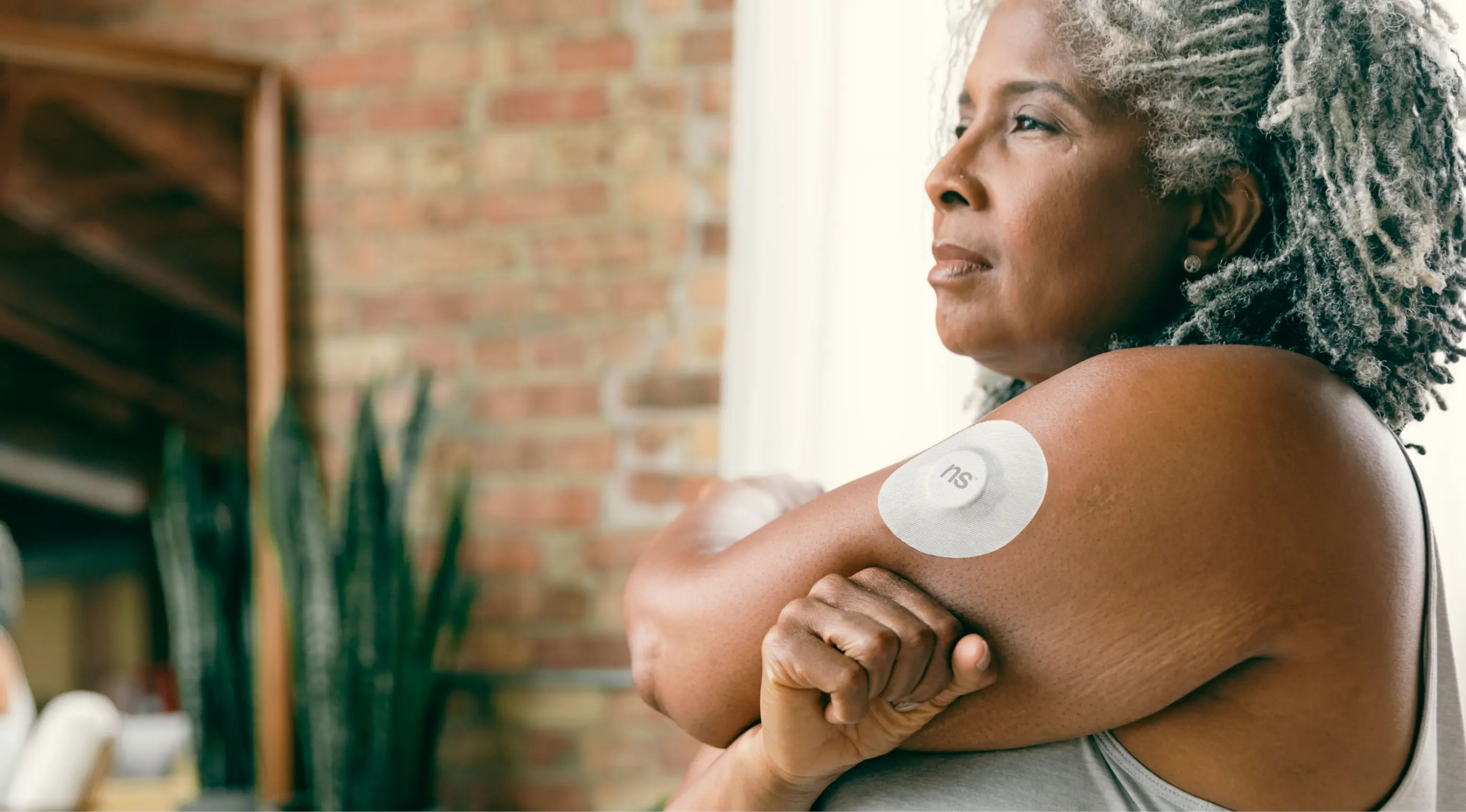 Paciente con dispositivo wearable de monitoreo de salud digital