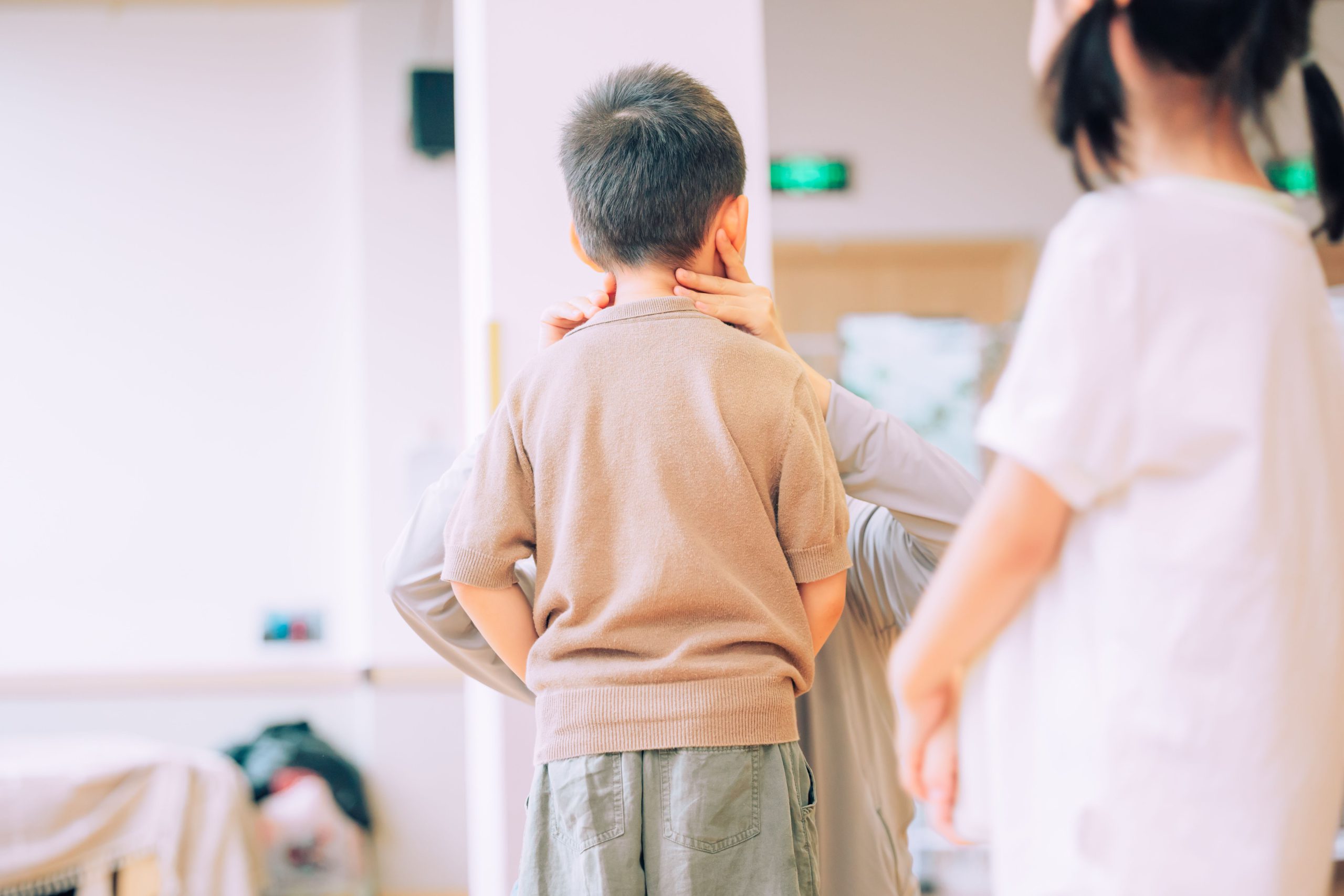 Niño en consulta pediátrica con doctor