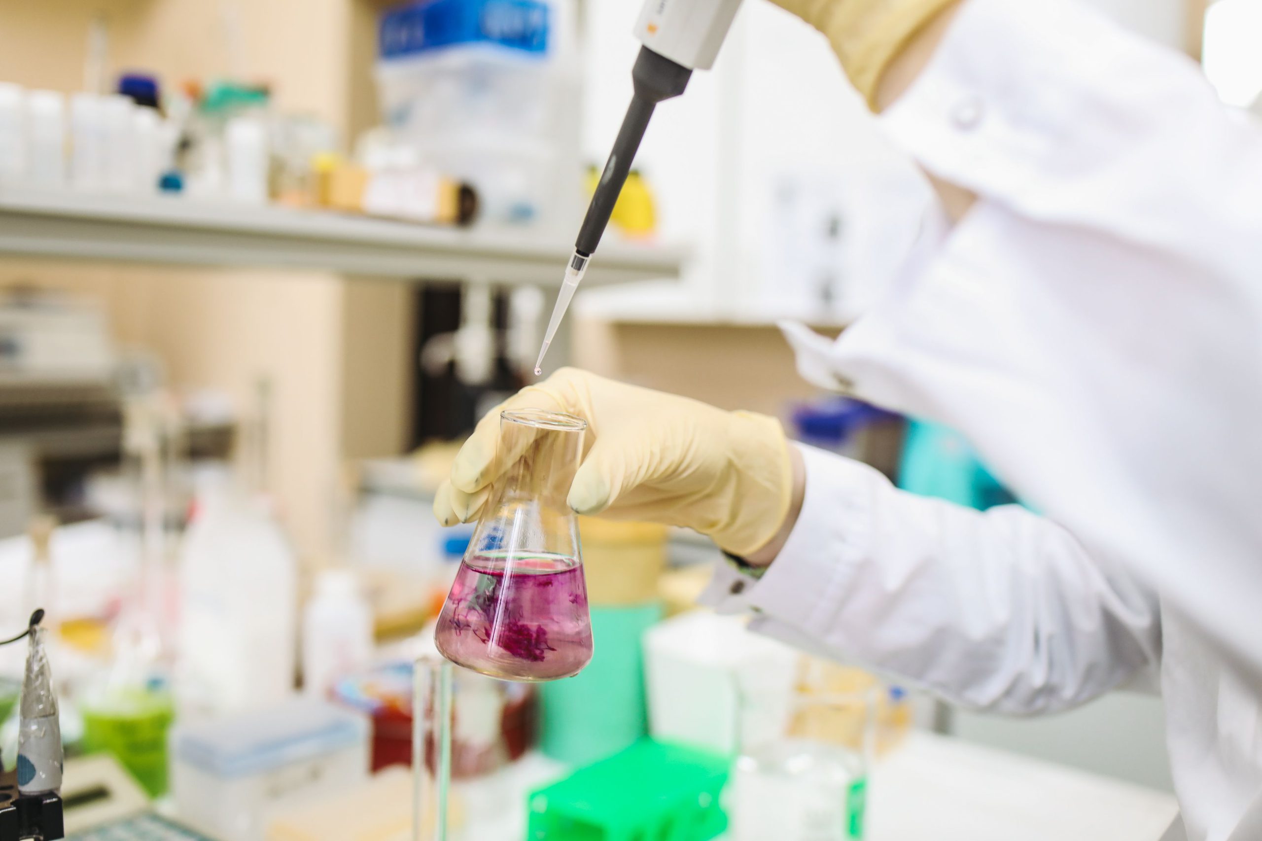 Polilaminina: el fármaco brasileño que devuelve el movimiento a pacientes con lesión medular 9 Científico en laboratorio utilizando pipeta para análisis químico, representando la investigación de la polilaminina en Brasil
