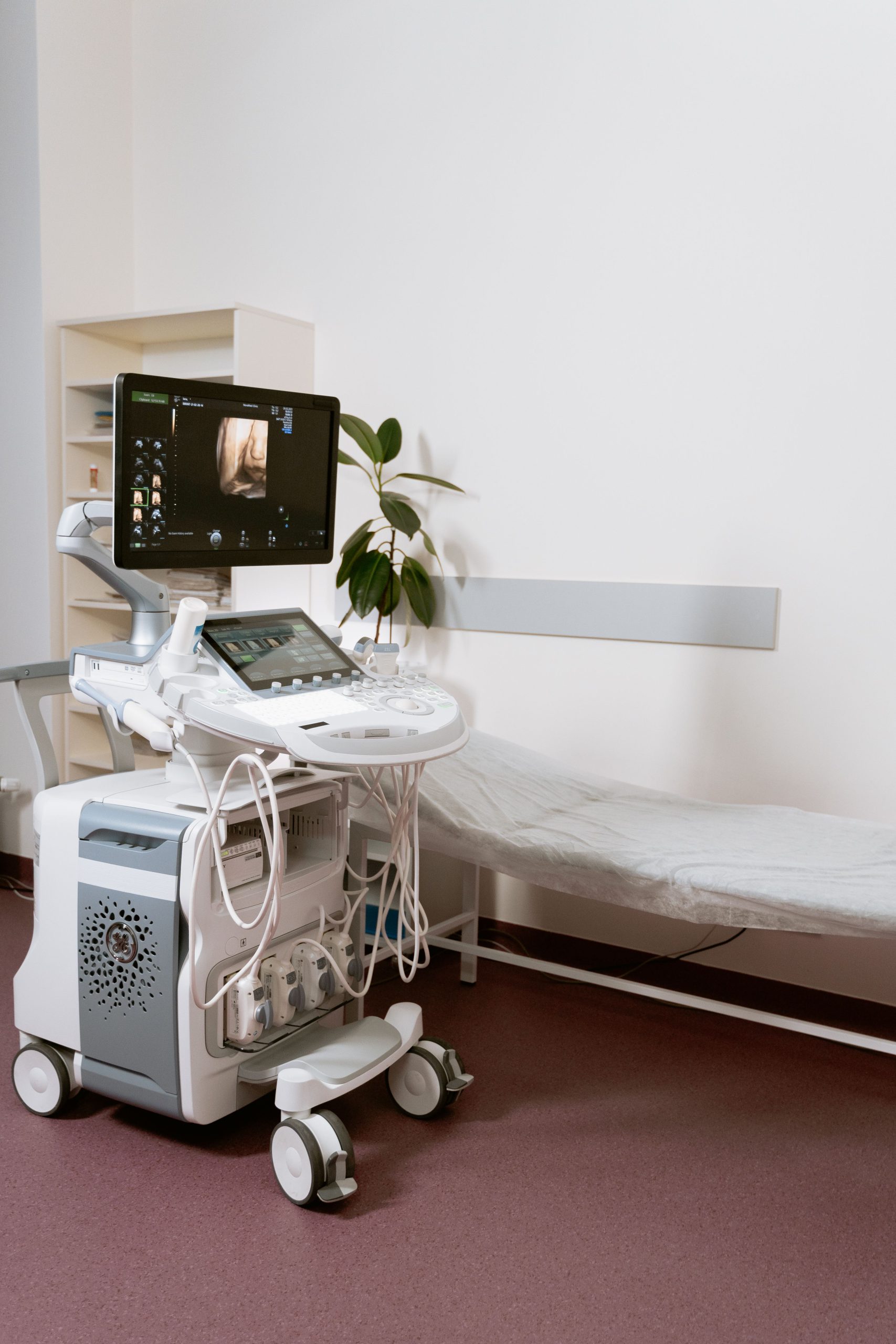 Médico utilizando tecnología de ultrasonido 3D con monitor de computadora en una clínica