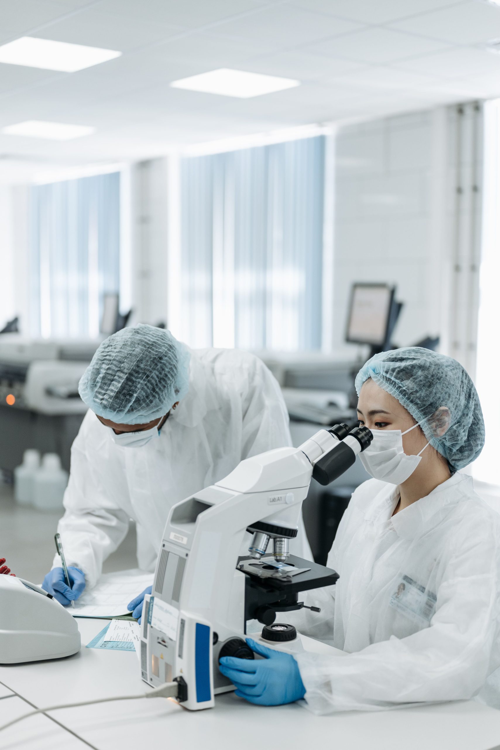 Científicos argentinos descubren un circuito molecular clave para frenar el crecimiento de tumores 8 Científico observando a través de microscopio en laboratorio, representando el descubrimiento argentino sobre galectina-1