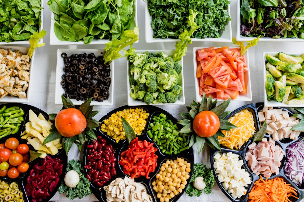 Dieta keto vs. ayuno intermitente: lo que la evidencia clínica revela sobre estas tendencias 2 Alimentos saludables variados en una mesa de madera, concepto de nutrición y bienestar