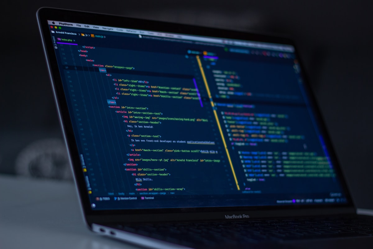 Computadora portátil con candado de seguridad digital representando protección de datos