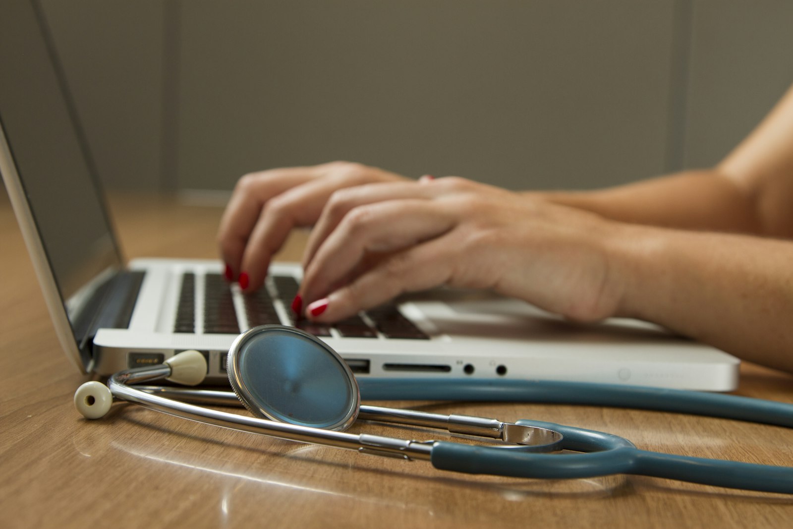 61% vs 10%: la terapia telefónica que venció a la presencial en Kampala 2 Médico usando una tableta digital para una consulta de teleterapia en Kampala, Uganda
