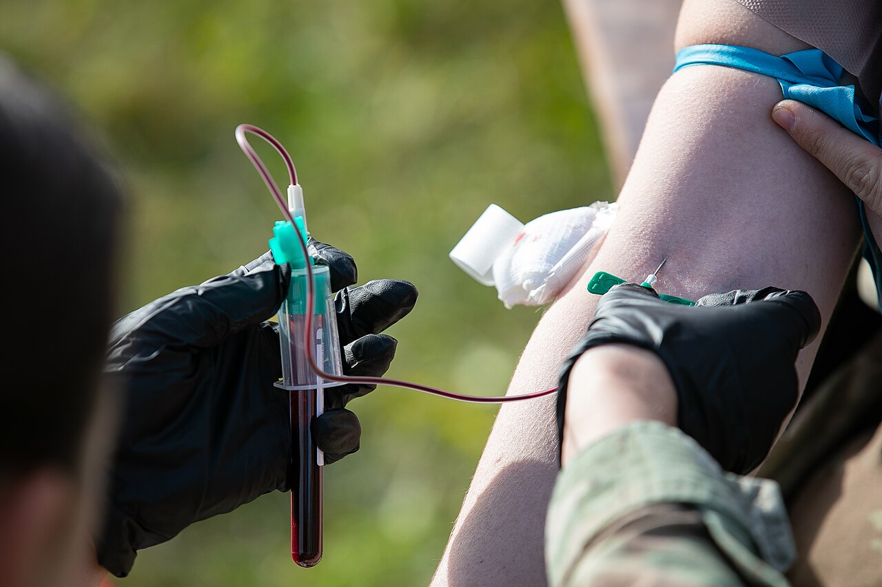 Dron con capacidad de entregar bolsas de sangre para transfusiones en zonas remotas