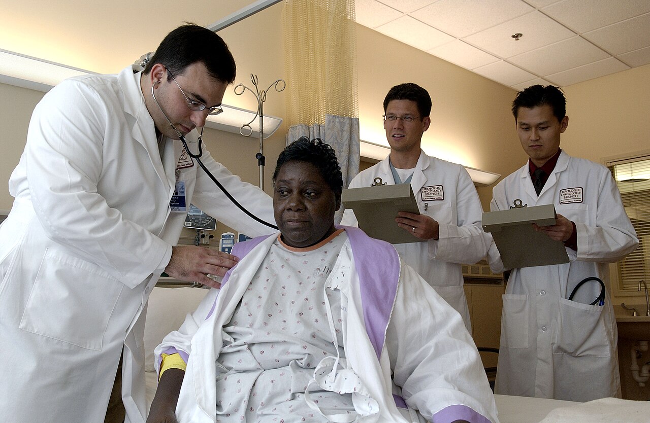 Médico examinando a un paciente con estetoscopio en un hospital