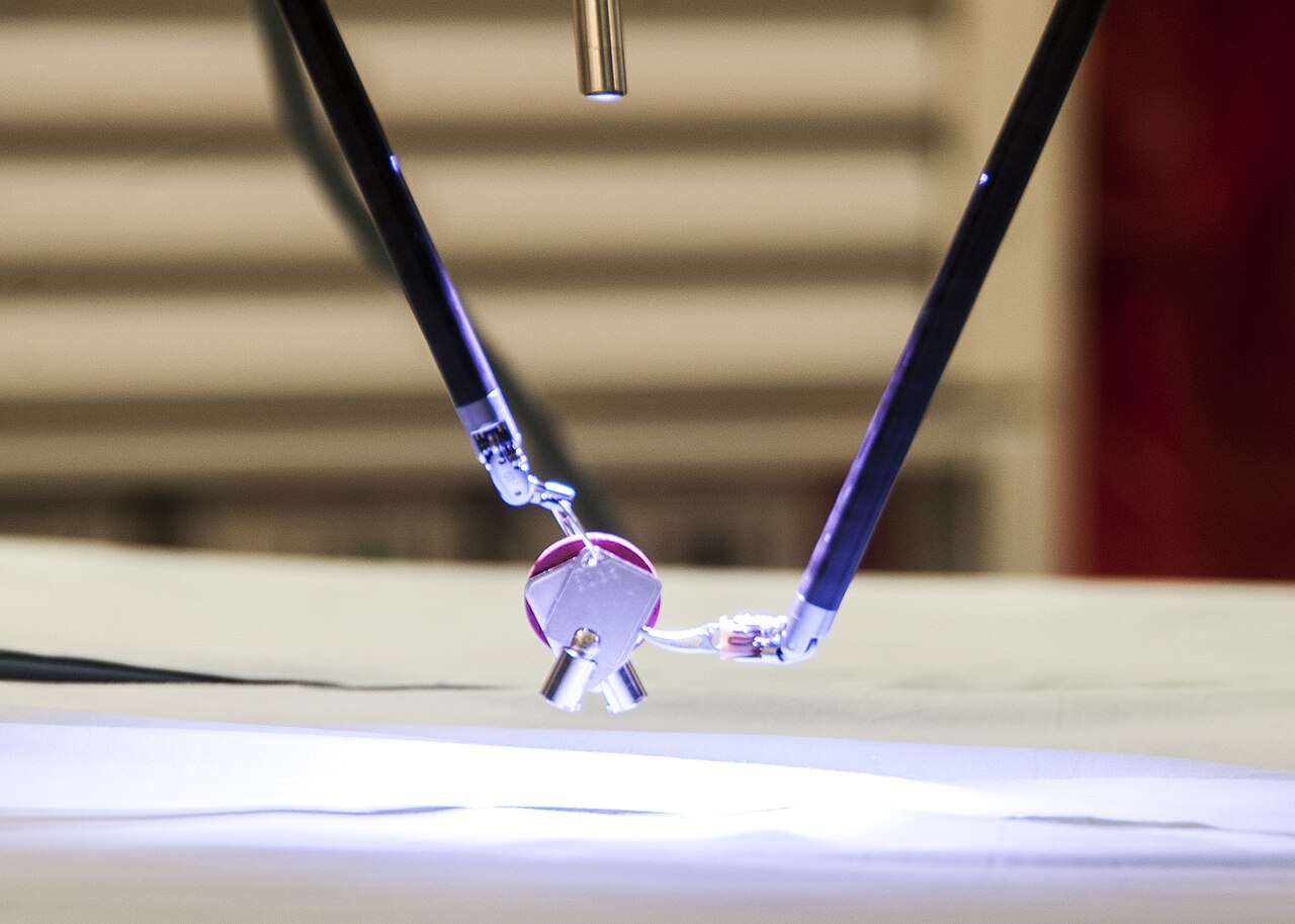 Equipo médico con robot quirúrgico en quirófano, tecnología médica avanzada
