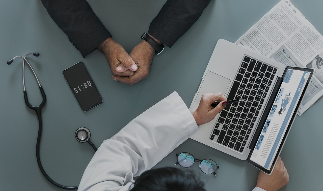 Inteligencia artificial en la práctica clínica médica - computadora con datos de salud digital