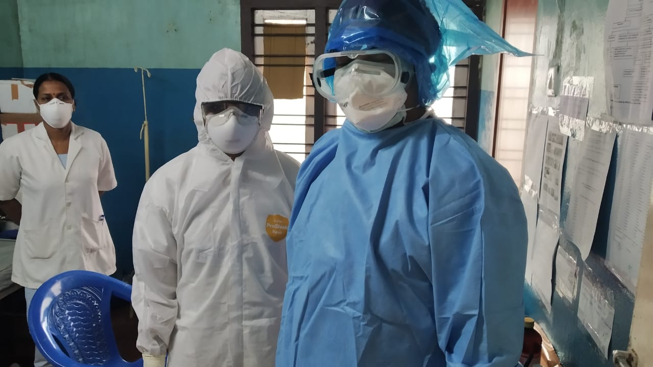 Profesionales de la salud con equipo de protección durante el cuidado de pacientes