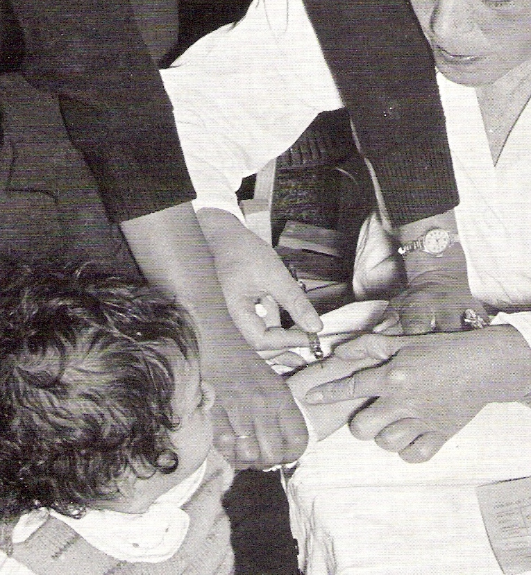 Niño recibiendo vacuna, campaña de inmunización contra enfermedades infecciosas como el dengue