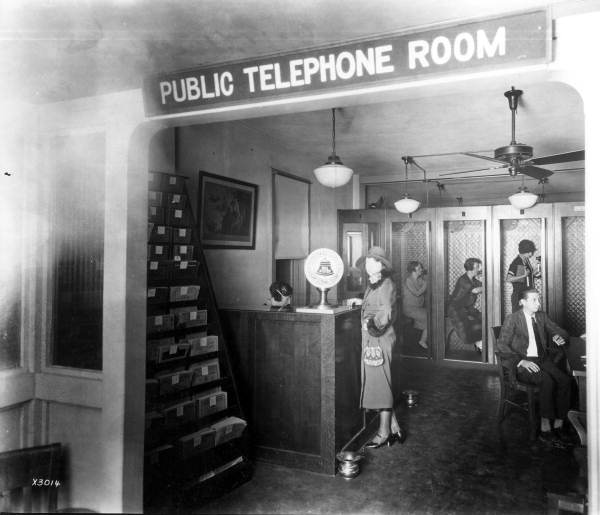 Operadores de telefonía en una sala de llamadas, símbolo de la comunicación para confirmar citas médicas