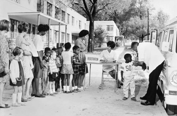 Campaña de vacunación infantil en África - salud preventiva