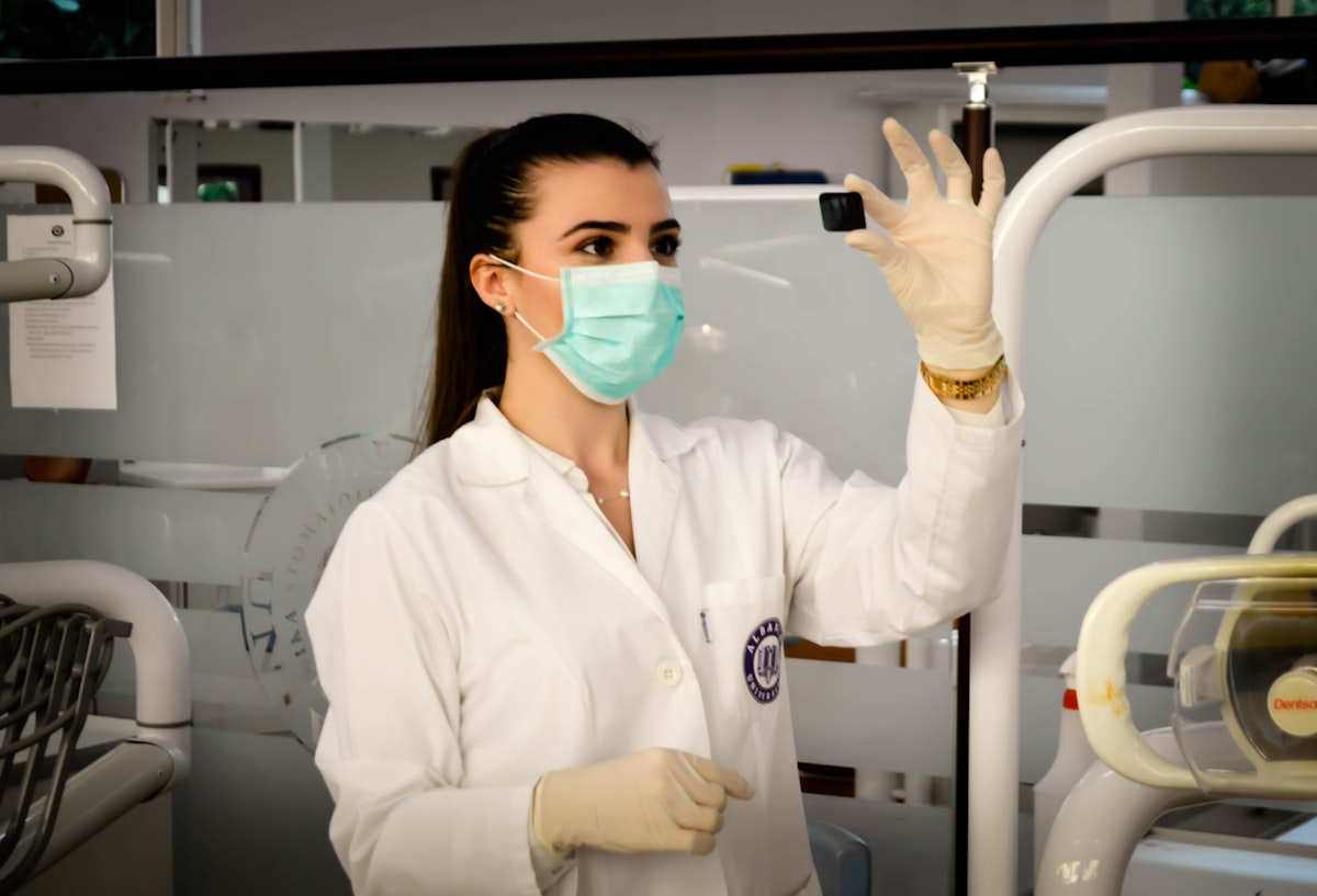 Estetoscopio sobre una mesa de trabajo, símbolo de la fuerza laboral sanitaria en África