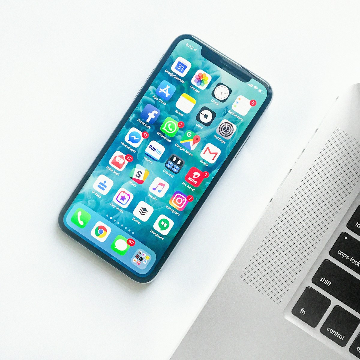 Paciente gestionando citas médicas desde su teléfono - Agenda Médica Online Salutexa