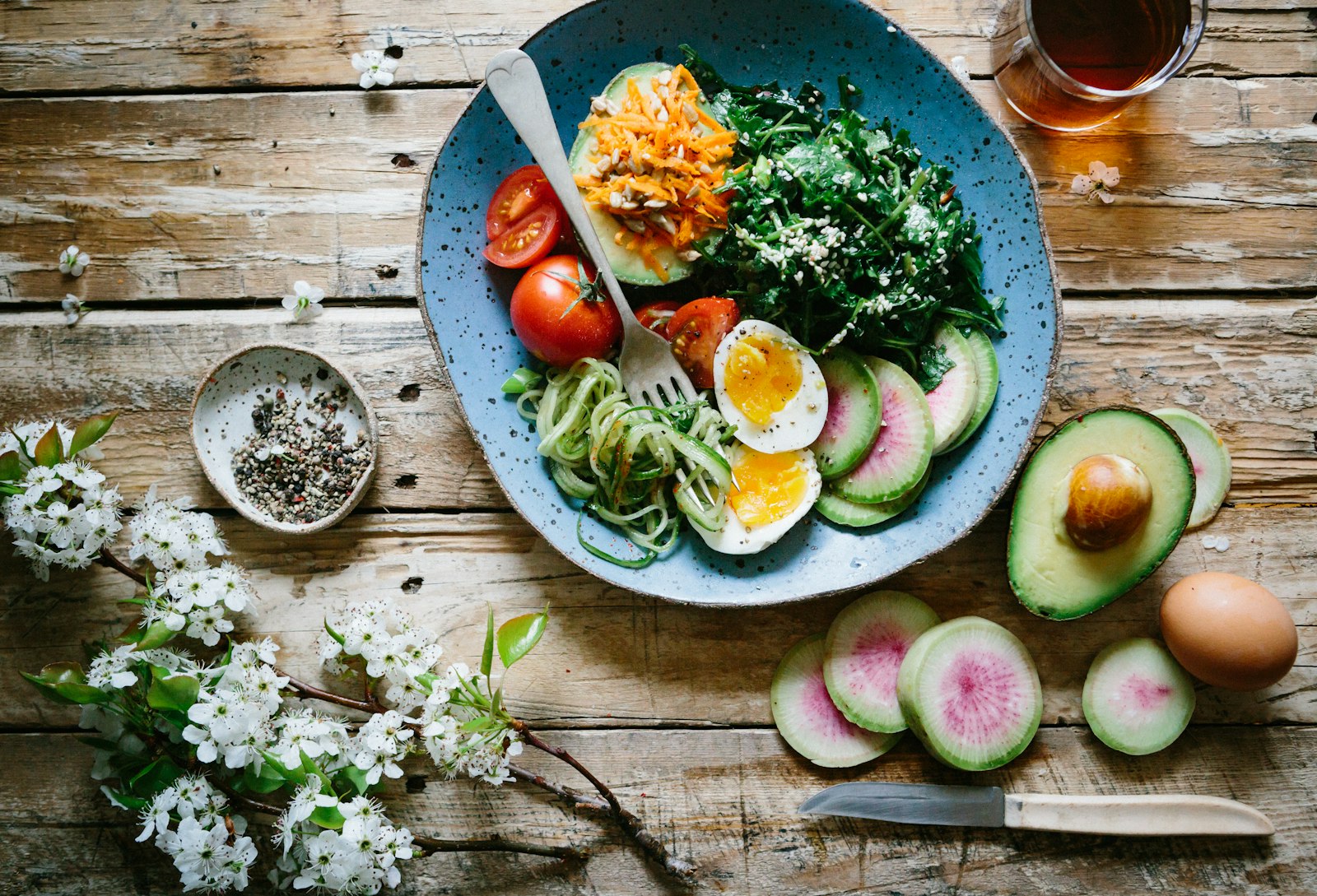 Ayuno intermitente: mitos y realidades para recomendar con criterio 4 Plato con comida saludable, imagen para ilustrar el ayuno intermitente y la alimentación consciente