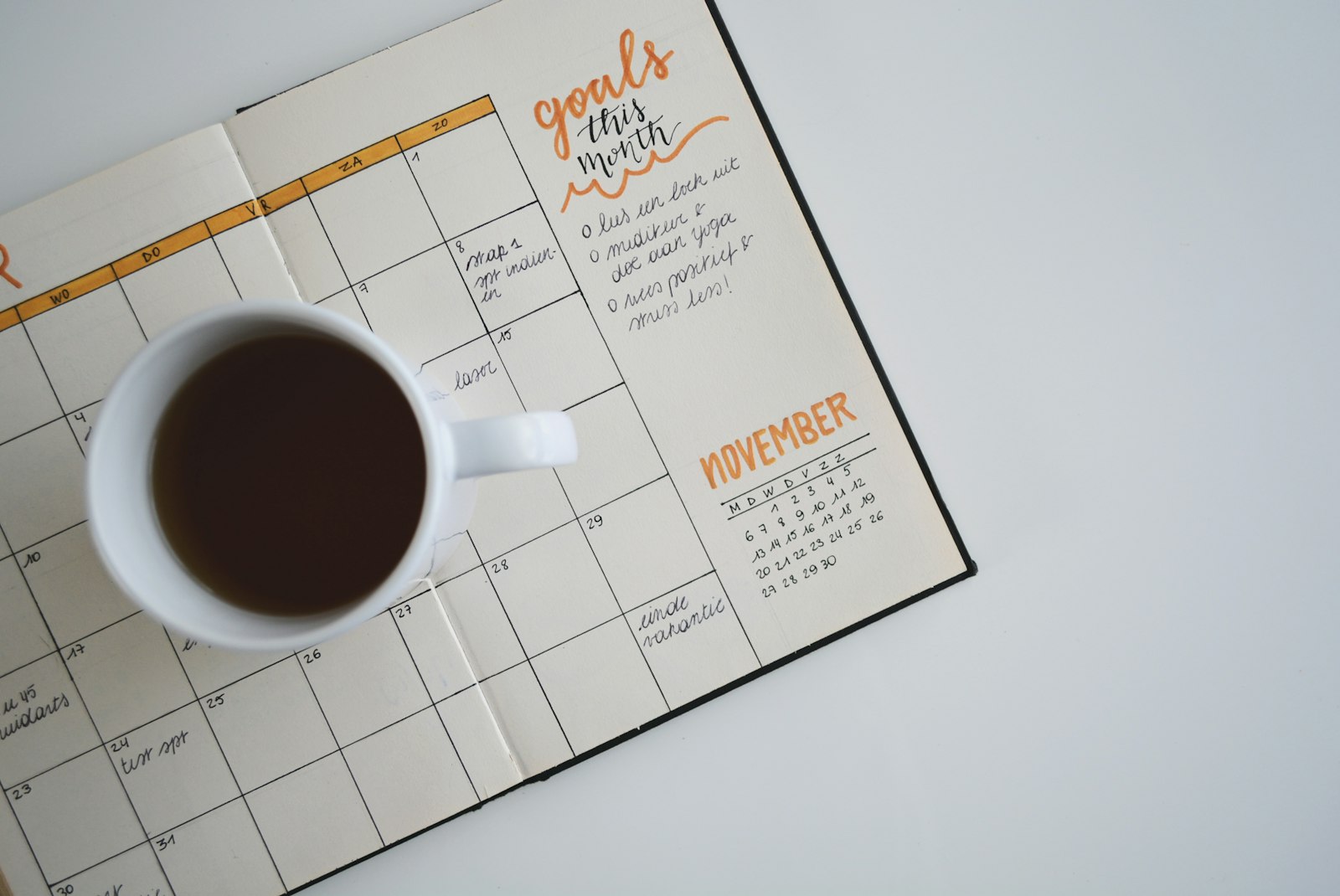 Citas perdidas: el costo que nadie calcula y 4 formas de reducirlo 2 Persona escribiendo en una agenda con planificador y calendario, concepto de gestión de citas médicas y reducción de ausencias