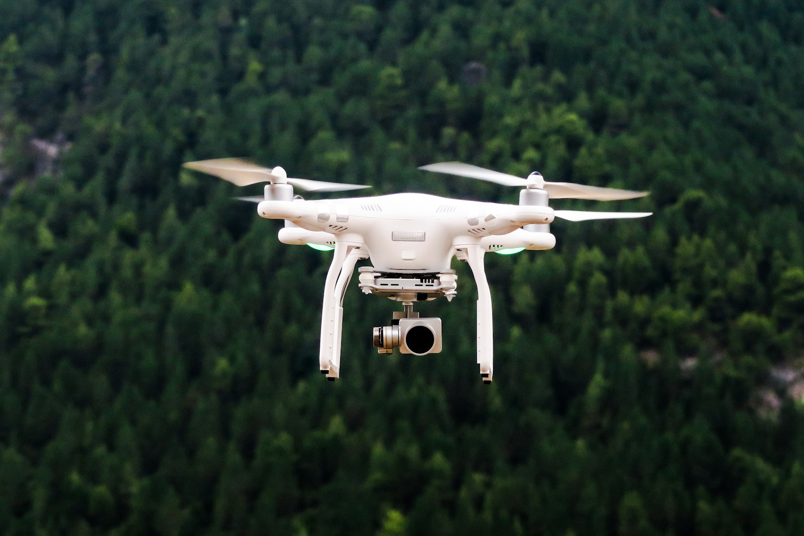 Dron de reparto de suministros médicos volando en el cielo, red de entrega con drones para centros de salud en Ghana