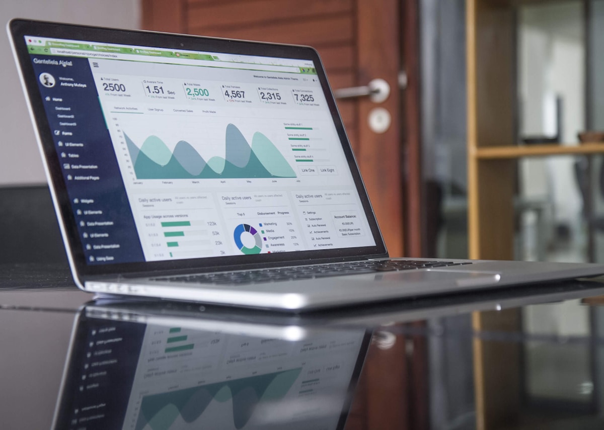 Profesional consultando fichas de pacientes en tableta digital - Salutexa