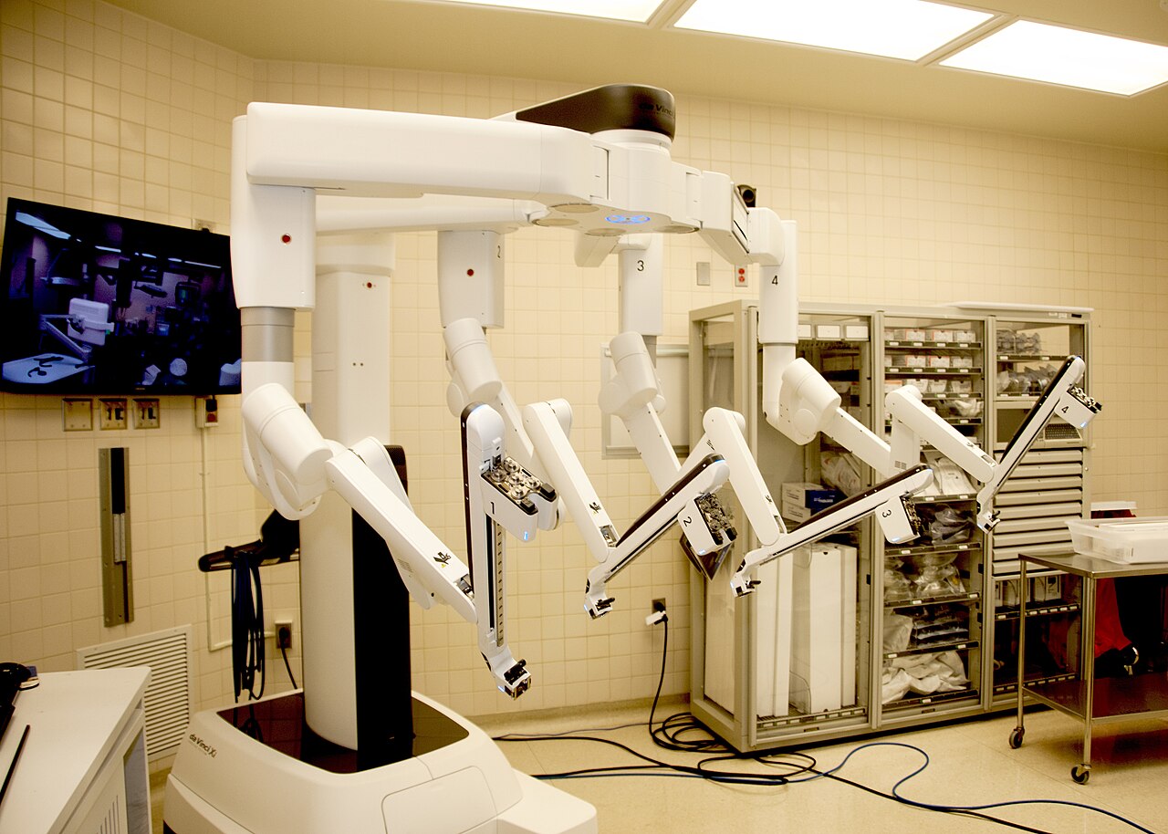 Cirujano junto a un robot quirúrgico y tecnología médica avanzada, representando el papel de la inteligencia artificial en el diagnóstico en Asia