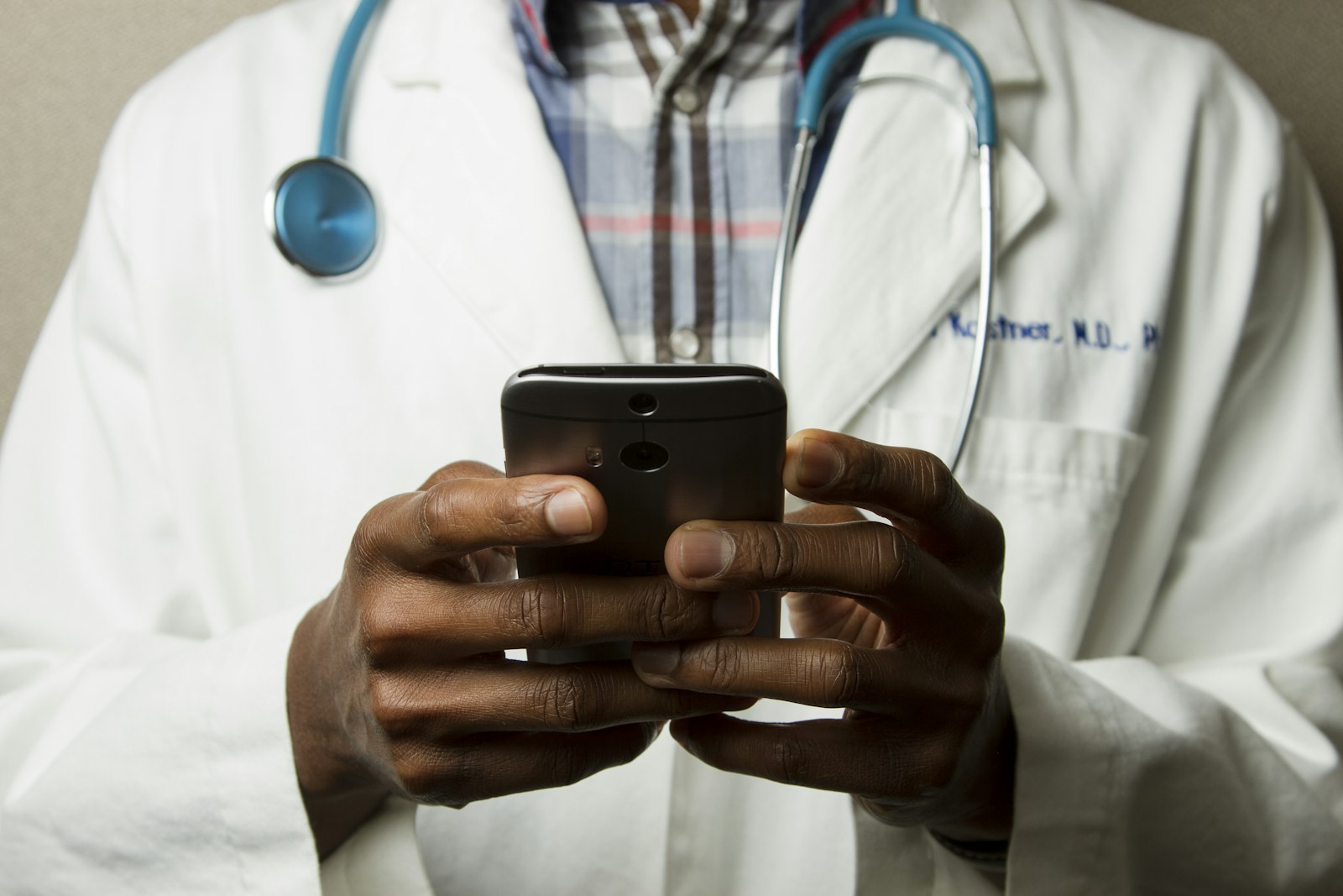 5 lecciones del Hospital Italiano de Buenos Aires para tu clínica 2 Médico revisando un expediente clínico electrónico en una tableta digital dentro de un hospital