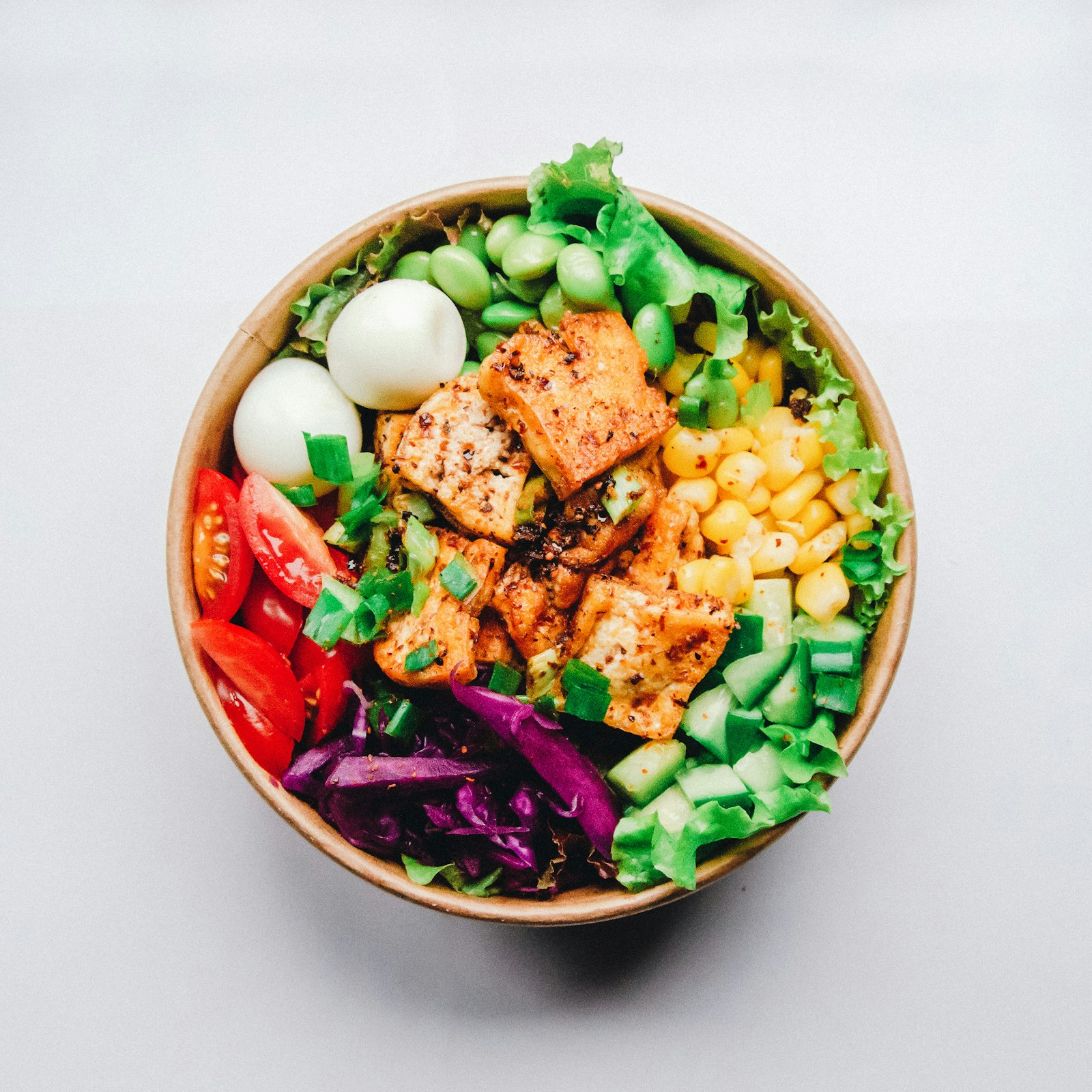 Bowl de ensalada saludable con vegetales frescos, concepto de alimentación para la prevención de la diabetes tipo 2
