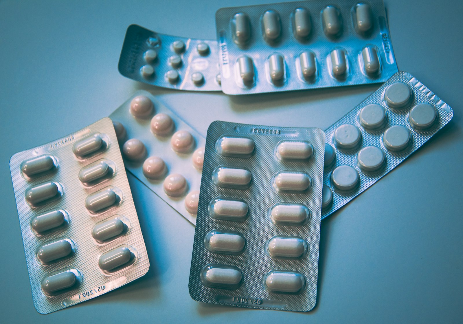 Cápsulas y suplementos de vitamina D sobre una superficie, uso racional de suplementos