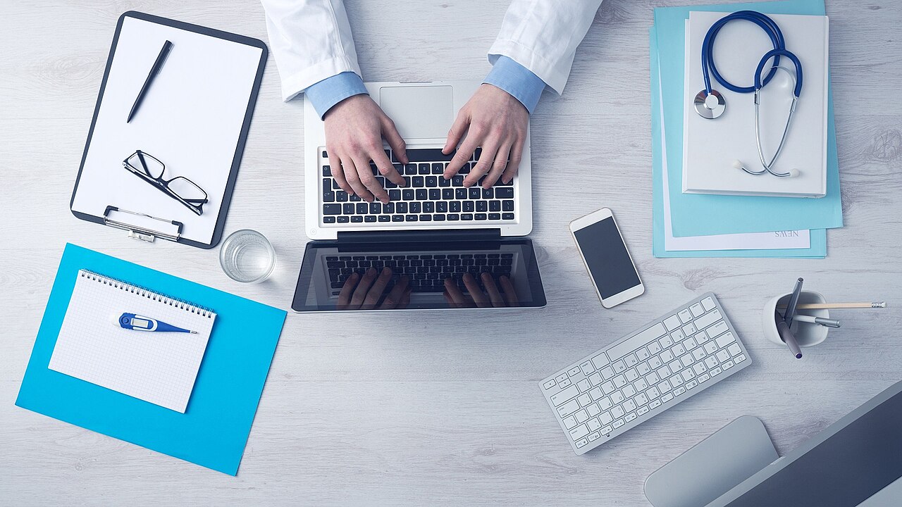 Profesional usando una computadora para consultas de telemedicina, representando la salud digital en Europa