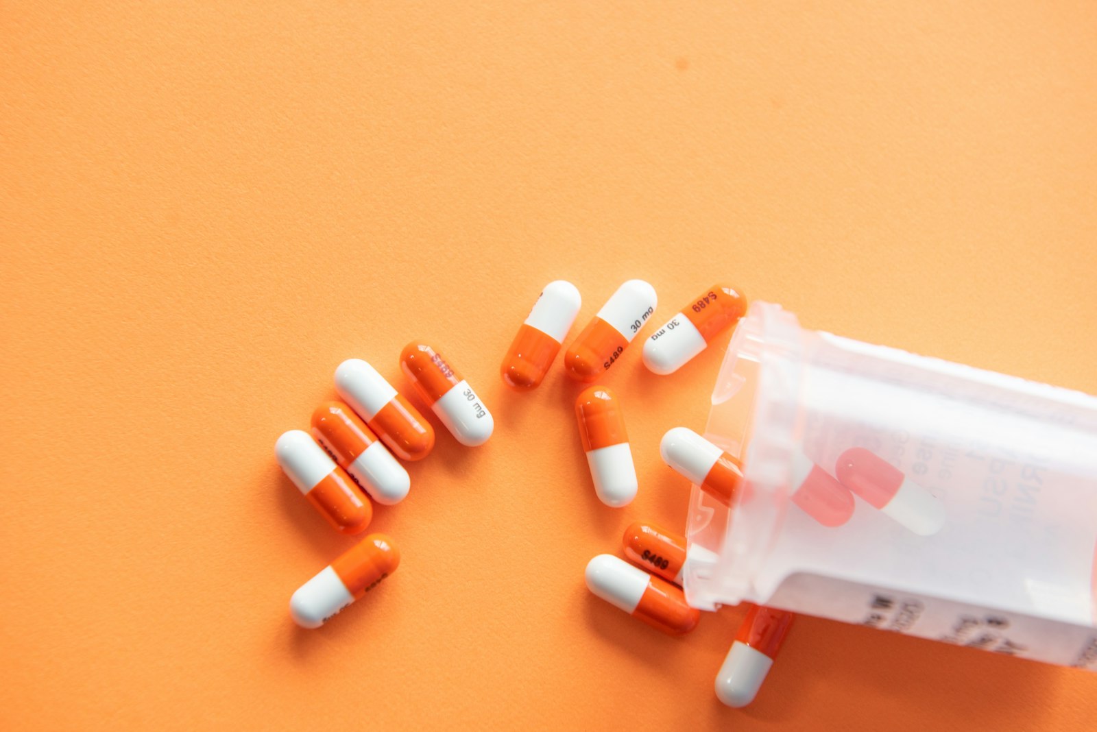 Cápsulas de medicamentos sobre una superficie clara, concepto de uso racional de antibióticos en la clínica