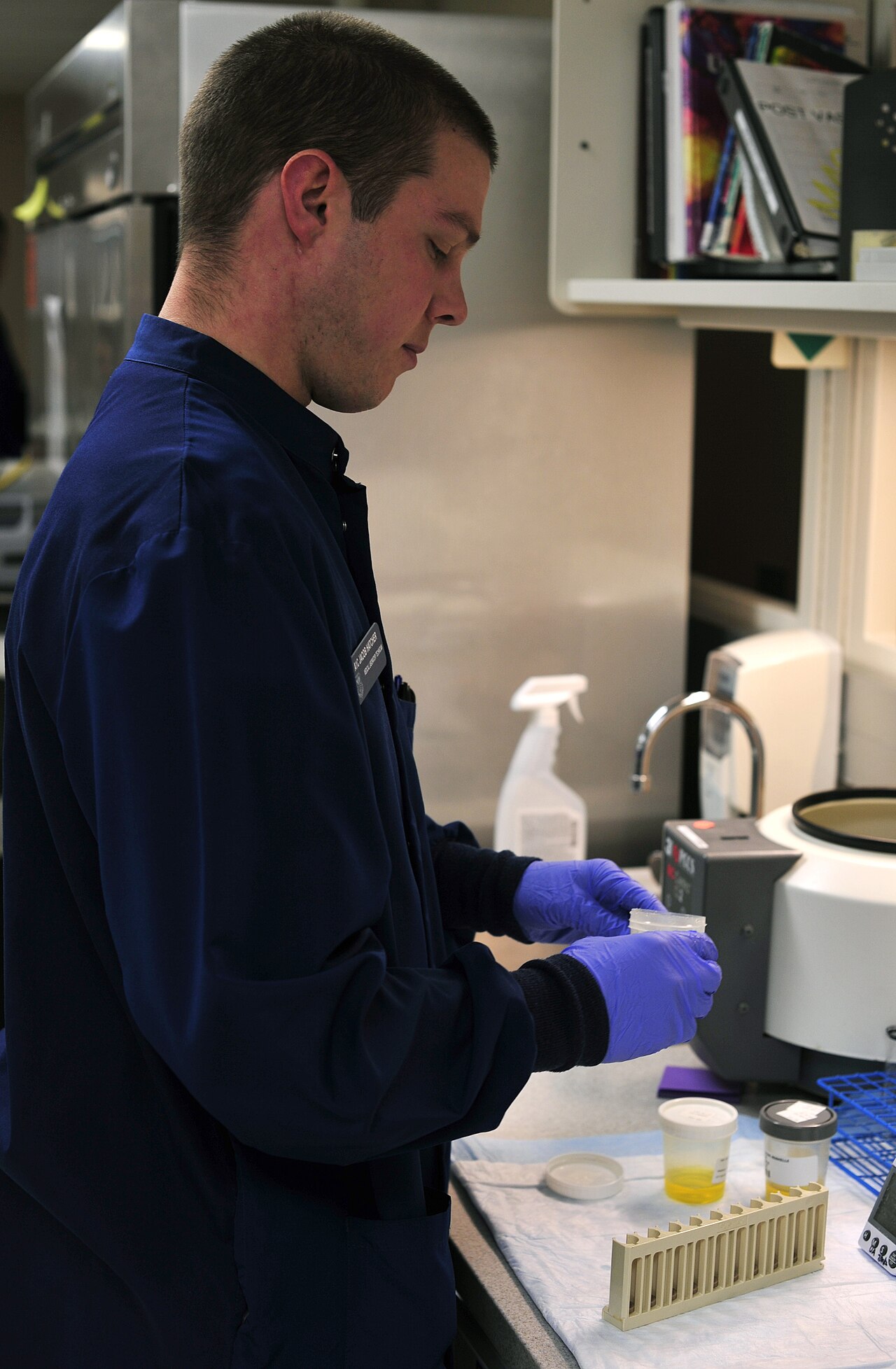 Las ITS alcanzan su récord en Europa: 106.331 casos de gonorrea y el doble de sífilis congénita 2 Técnicos de laboratorio procesando muestras clínicas: el tamizaje y el re-test son el eslabón débil