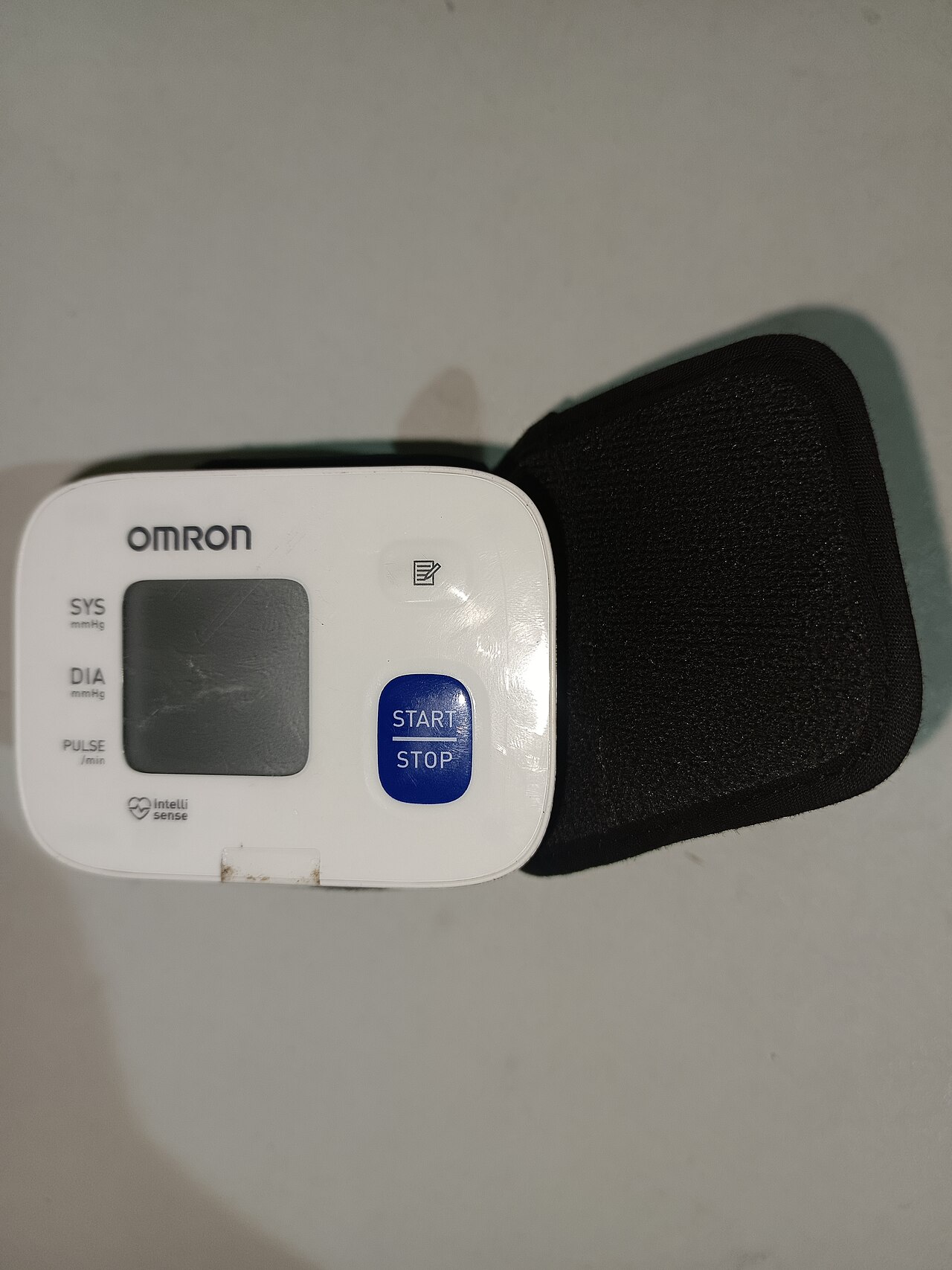 Monitor digital de presión arterial de muñeca, equipo usado en el seguimiento de pacientes hipertensos