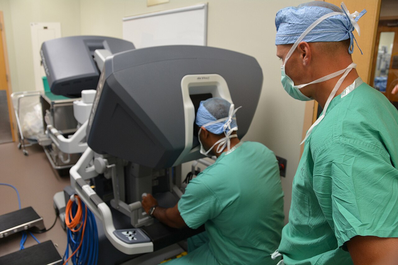 Cirujanos realizando una cirugía asistida por robot en un hospital