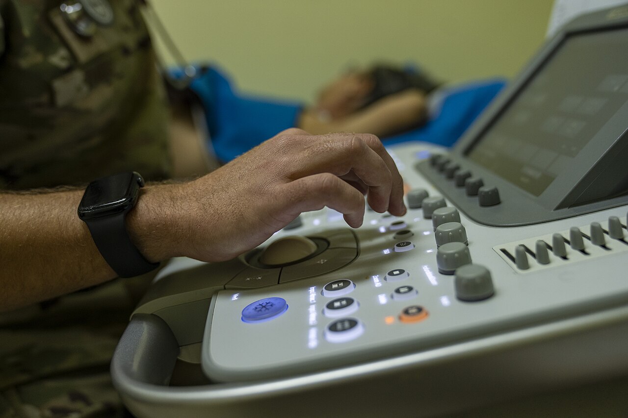 Cómo implementar la estratificación de riesgo cardiovascular en tu consultorio: 6 pasos con evidencia de 2026 1 Escáneres cardíacos mostrando evaluación cardiovascular
