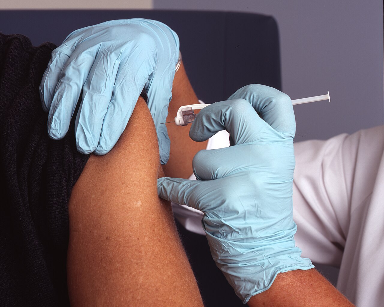 Tos ferina en Europa: 209.674 casos en 2024 y los refuerzos que faltan 2 Aplicación de una vacuna en el brazo de un paciente: el refuerzo de la tos ferina en la adolescencia es la pieza que falta en Europa