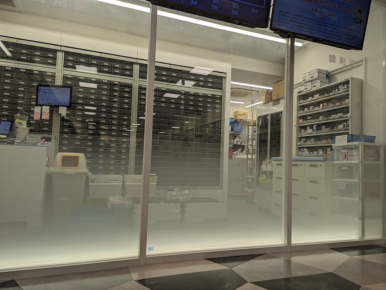 Farmacia con medicamentos en estantería: la prescripción registrada es la base del uso racional de antibióticos