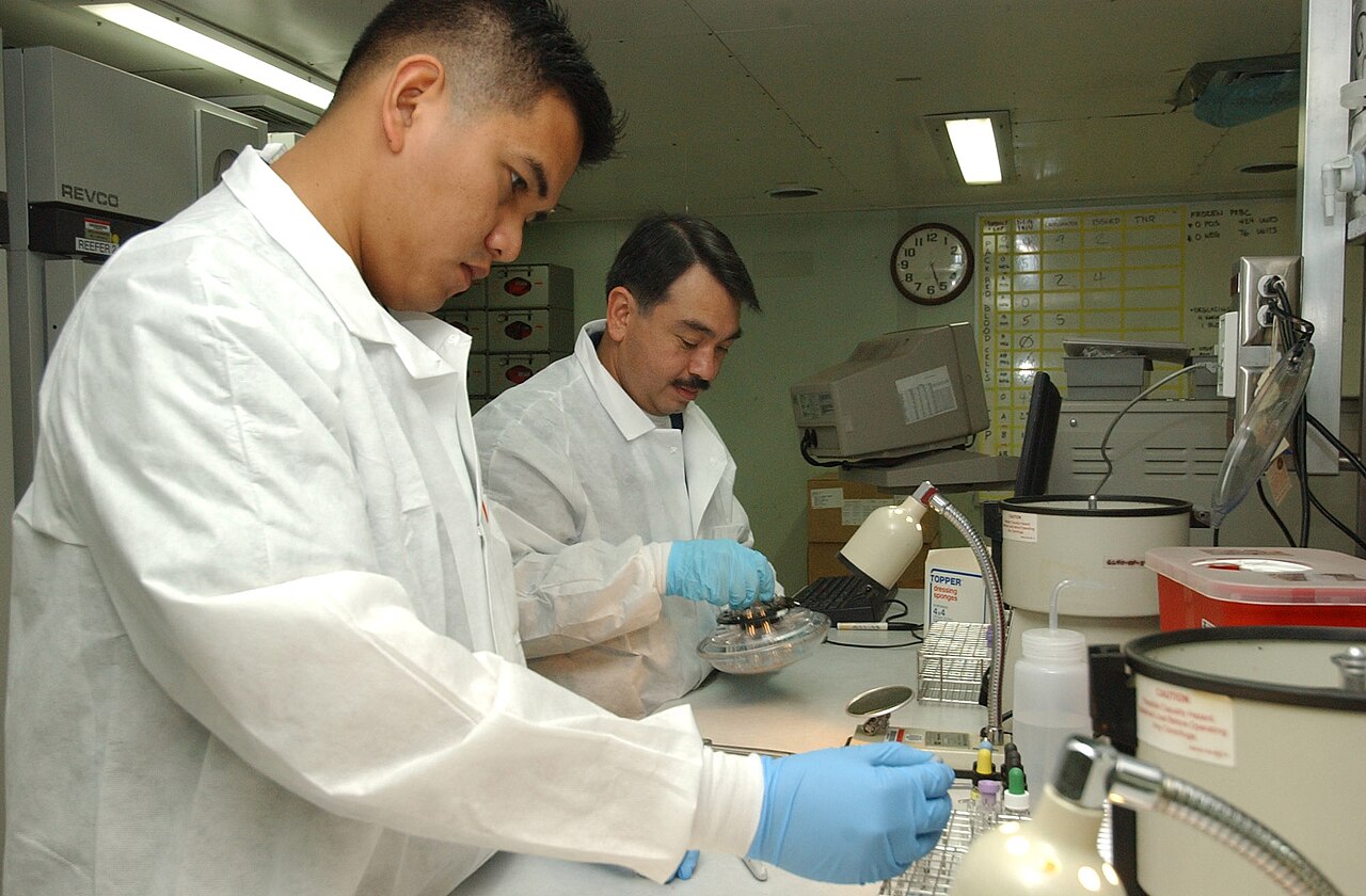 Médicos verificando resultados de análisis de sangre en laboratorio clínico