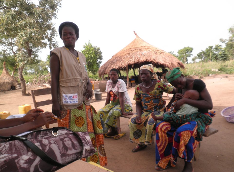 África tiene 943.000 profesionales de salud sin empleo y solo el 46% del personal que necesita 2 Agente de salud comunitario en Togo durante una visita domiciliaria: la fuerza laboral sanitaria de África