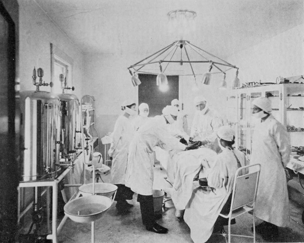 Quirófano hospitalario con tecnología médica avanzada