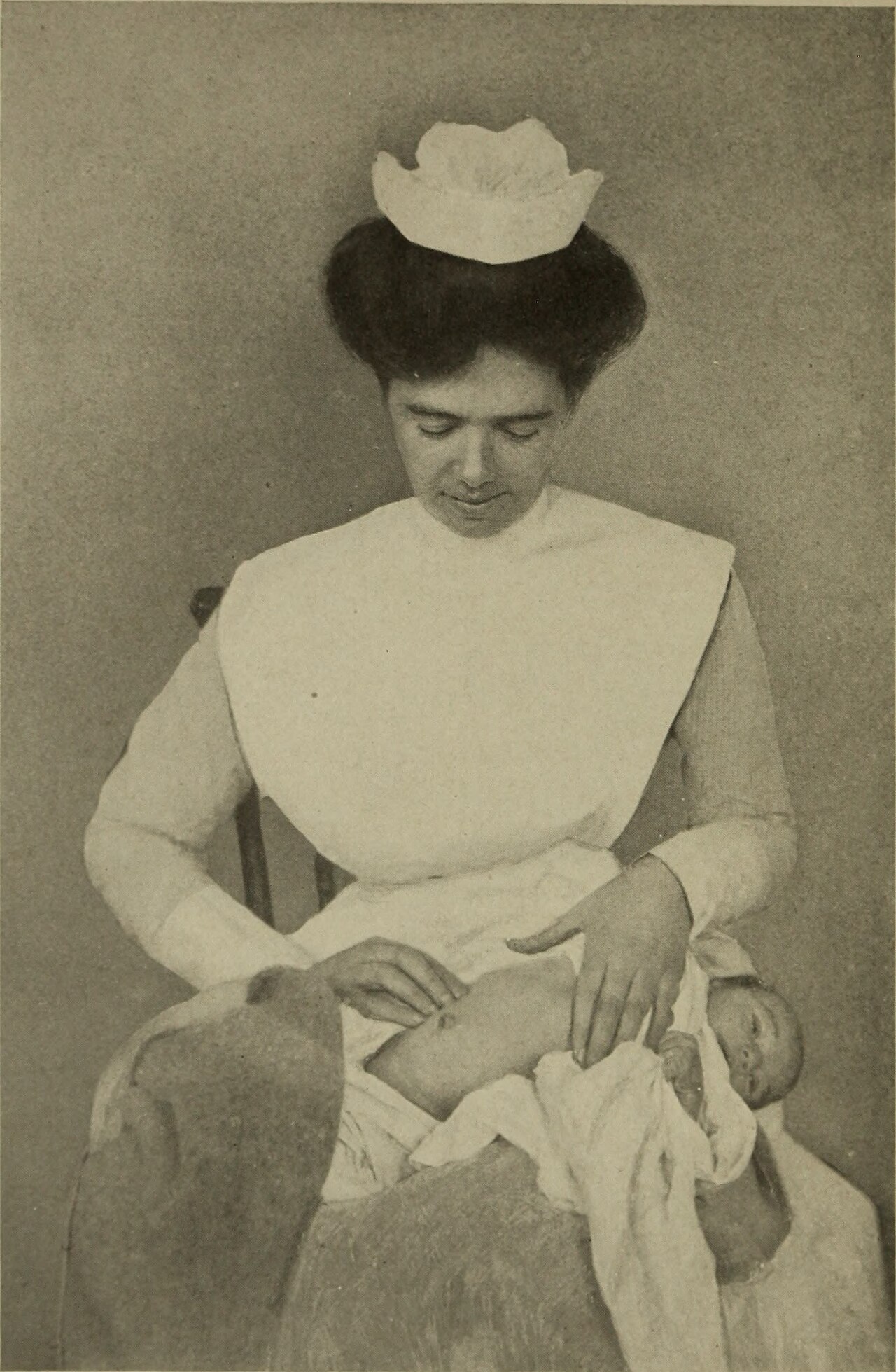De WhatsApp al hospital: cómo Nigeria salva vidas maternas con inteligencia artificial 2 Portada del manual de atención al bebé para madres y enfermeras, 1912