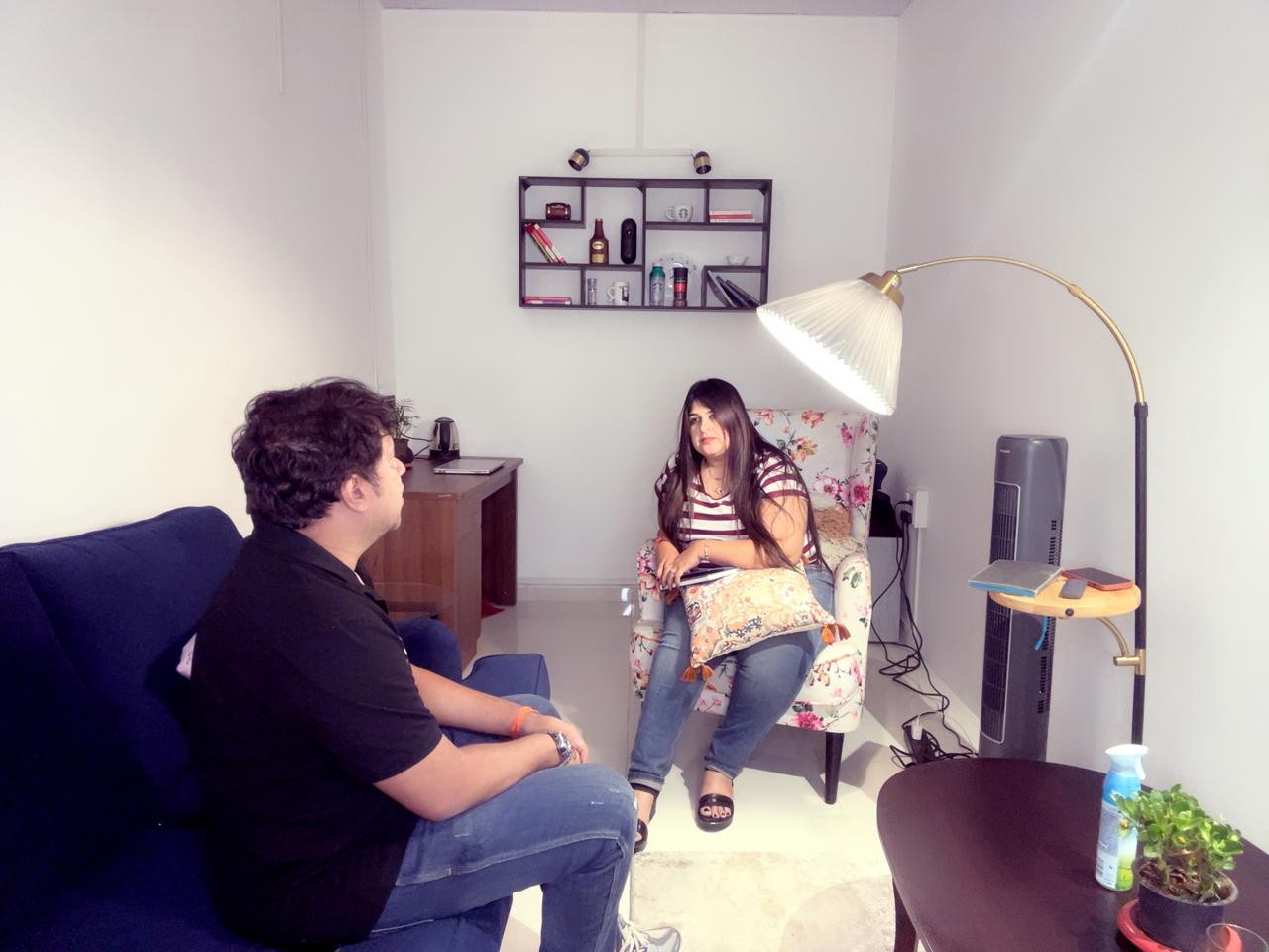 Psicólogo atendiendo paciente en consulta de salud mental