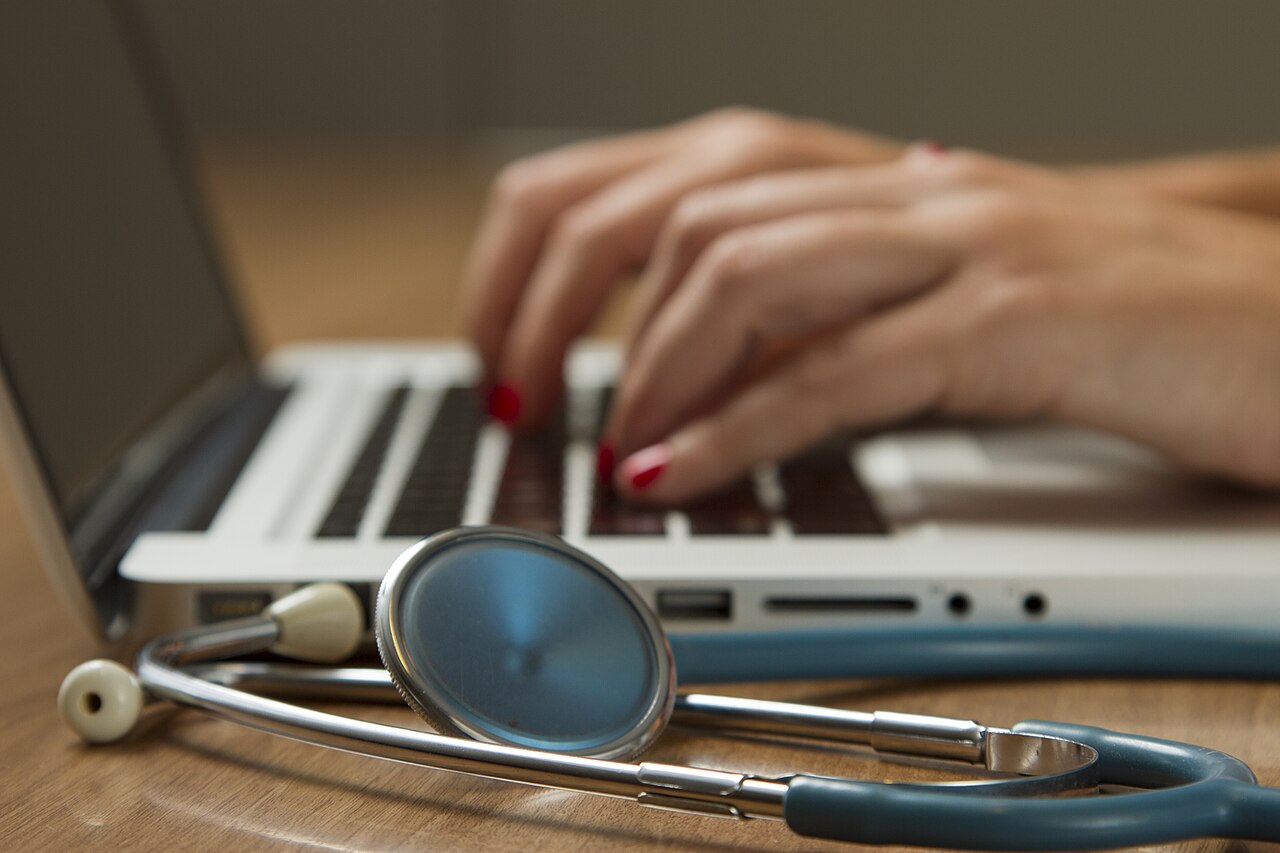 Estetoscopio sobre laptop, representando la telemedicina digital en clínicas rurales
