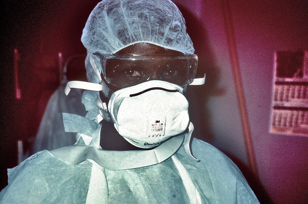 Fiebre de Lassa en Nigeria: 1.115 casos y una letalidad del 23,6% 4 Personal de salud con equipo de protección individual durante la atención de un paciente con fiebre hemorrágica