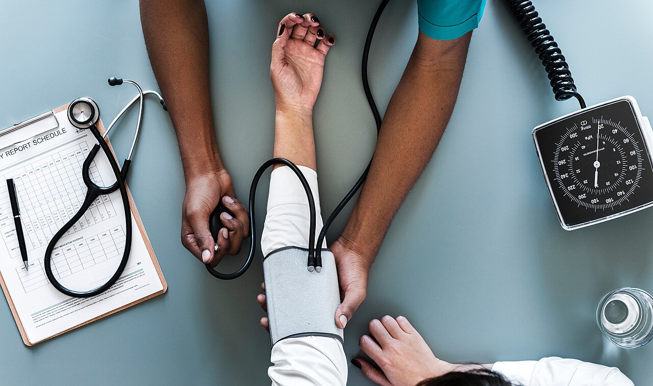 Hipertensión en la India: 315 millones de adultos y apenas 13% bajo control 5 Medición de la presión arterial con brazalete y manómetro análogo en una consulta de salud