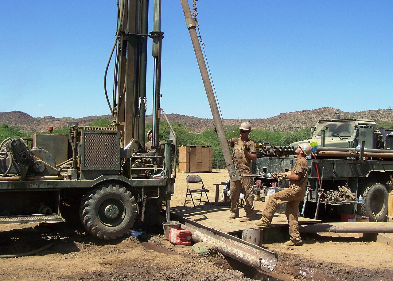 Personal de ingeniería perfora un pozo de agua en el Cuerno de África para abastecer a la comunidad