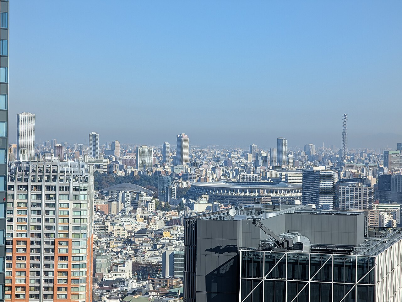 Cielo cubierto de smog sobre una ciudad asiática en noviembre de 2024: la contaminación del aire que agrava las enfermedades respiratorias