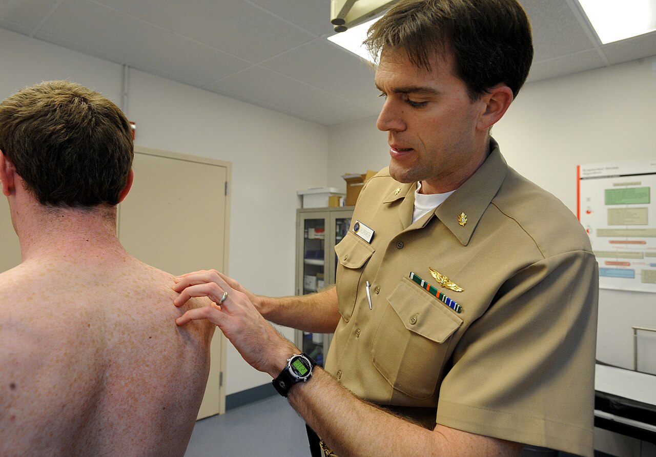Cáncer de piel en Australia: 17.443 melanomas al año y dos de cada tres 9 Médico examina la espalda de un paciente durante una revisión de cáncer de piel